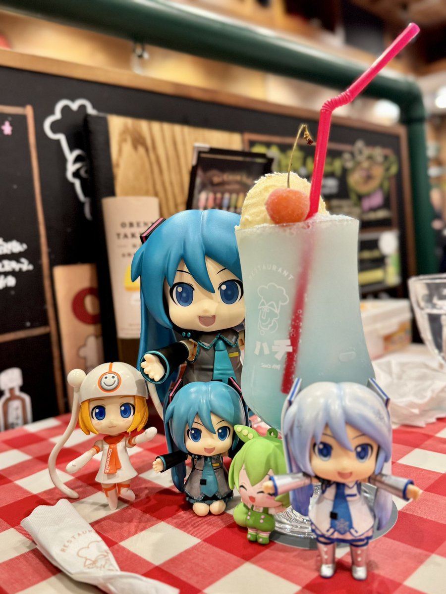 仙台到着ダヨ！ 駅中のHACHIさんで雪ミクコラボのクリームソーダ