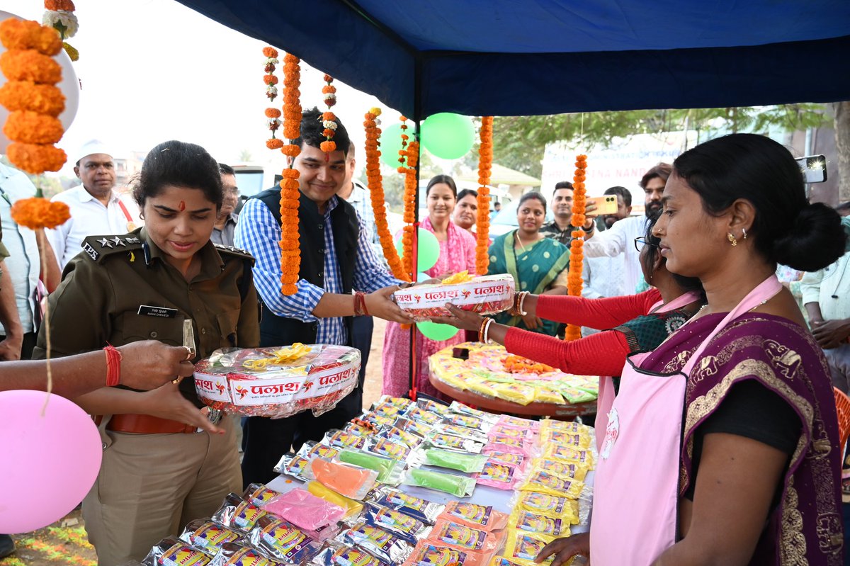 dcpakur's tweet image. पुलिस अधीक्षक के साथ पाकुड़ में पलाश हर्बल गुलाल का भव्य शुभारंभ किया।पुलिस अधीक्षक के साथ स्वयं सहायता समूह की दीदियों से हर्बल गुलाल खरीदकर महिला सशक्तिकरण व स्थानीय रोजगार को बढ़ावा दिया।
#VocalForLocal 
@onlineJSLPS 
@JharkhandCMO 
@prdjharkhand 
@HemantSorenJMM