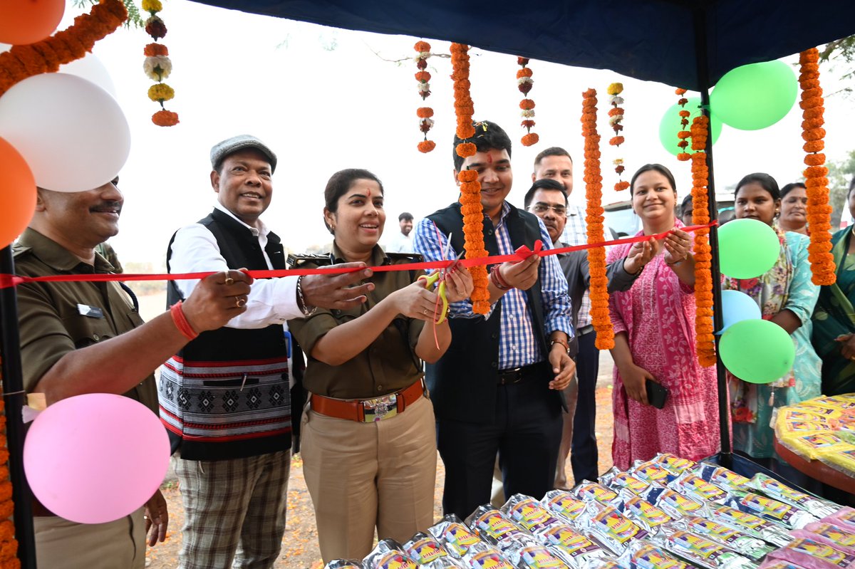 dcpakur's tweet image. पुलिस अधीक्षक के साथ पाकुड़ में पलाश हर्बल गुलाल का भव्य शुभारंभ किया।पुलिस अधीक्षक के साथ स्वयं सहायता समूह की दीदियों से हर्बल गुलाल खरीदकर महिला सशक्तिकरण व स्थानीय रोजगार को बढ़ावा दिया।
#VocalForLocal 
@onlineJSLPS 
@JharkhandCMO 
@prdjharkhand 
@HemantSorenJMM