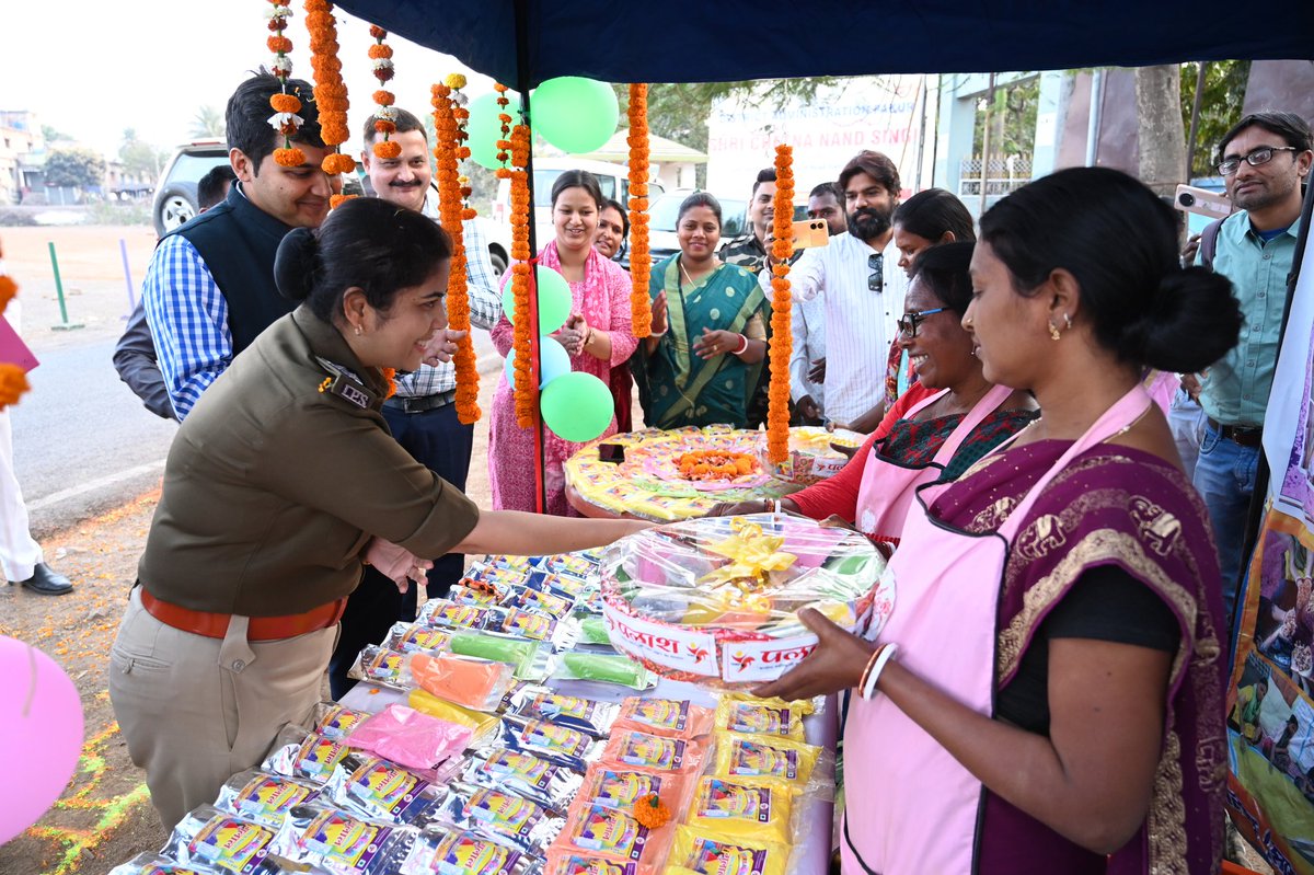 dcpakur's tweet image. पुलिस अधीक्षक के साथ पाकुड़ में पलाश हर्बल गुलाल का भव्य शुभारंभ किया।पुलिस अधीक्षक के साथ स्वयं सहायता समूह की दीदियों से हर्बल गुलाल खरीदकर महिला सशक्तिकरण व स्थानीय रोजगार को बढ़ावा दिया।
#VocalForLocal 
@onlineJSLPS 
@JharkhandCMO 
@prdjharkhand 
@HemantSorenJMM