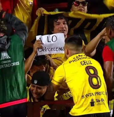 BarceMan's tweet photo. La fe que no se apaga y no sabe de imposibles💛 https://t.co/CDFsnzpN7t