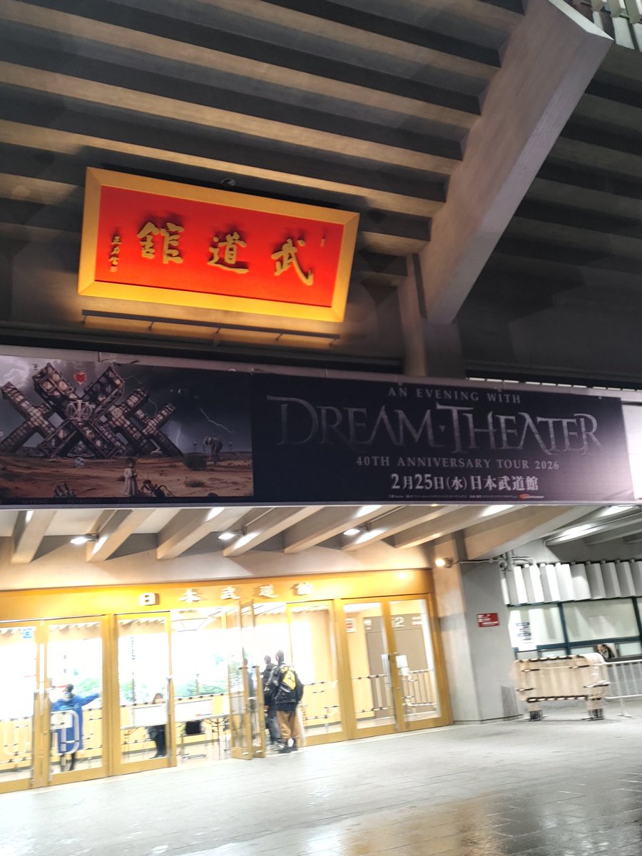 2015April13's tweet photo. 昨晩は雨でしたが、ワタクシはこちらで爆ハジケ！
席は、距離は遠かったもののステージガッツリ観戦出来る位置でむっちゃ良かったデス！！
双眼鏡新調した甲斐がありました～、バッチリちょ～技巧ガン見させて頂きました
ガン見し過ぎて、ライブ途中左目乾燥して閉じなくなってまシタ、ヤバかった… https://t.co/tdf9rFR1lJ