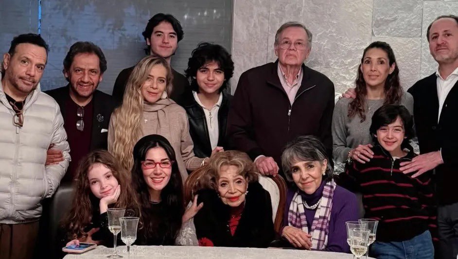 El día de hoy, la diva del cine mexicano y leyenda María Victoria está cumpliendo 103 años 

#MaríaVictoria