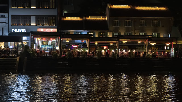 photos_dsmith's tweet image. Many #waterfront #restaurants in @ClarkeQuay #Singapore host local #residents and #tourists enjoying #socialising, #food and #drink with the #view of the #SingaporeBay with the #architecture of the #moderncity in the background #streetphotography #photography #NightPhotography