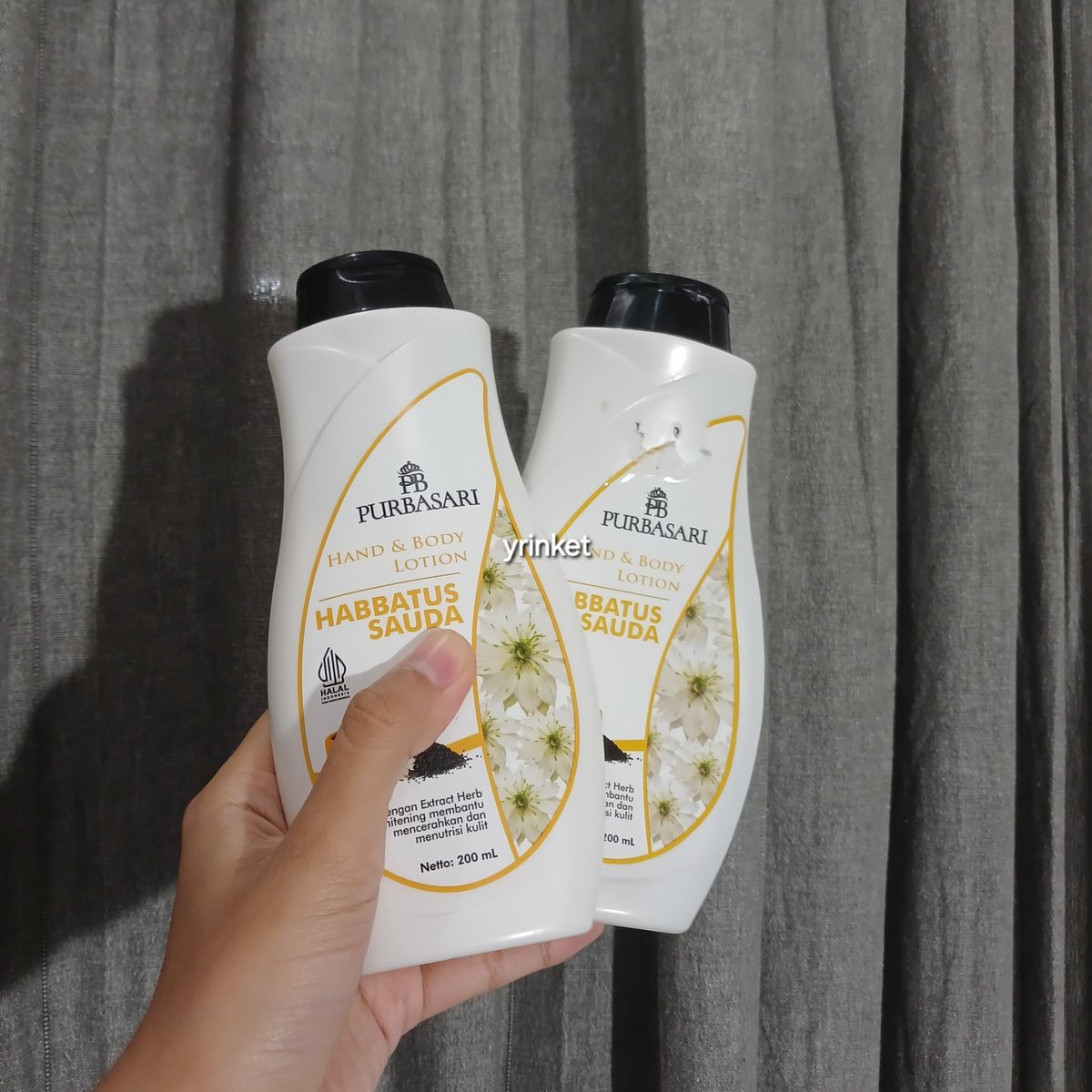 yrinket's tweet photo. @tanyarlfes kalau body lotion yg lembab di kulit aku yg sensitif tuh ini. tapi kalau mau lembab pls cobain body butter. aku pake ini karena ada uv filter https://t.co/sceMpr9o6v sama ini karena wangi pisaaan https://t.co/F3miRWnqf2 https://t.co/XtQPQEN2N9