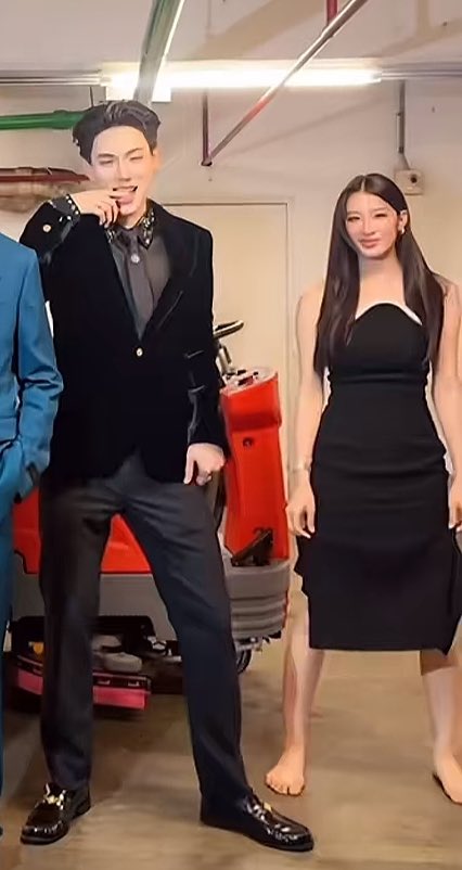 ช่องวันลืมให้คู่มือการเป็นดารากับหมิงป่ะ55555555666666555555 อ่อให้แล้ว แต่คู่มือเขียนโดยต้าห์อู๋
