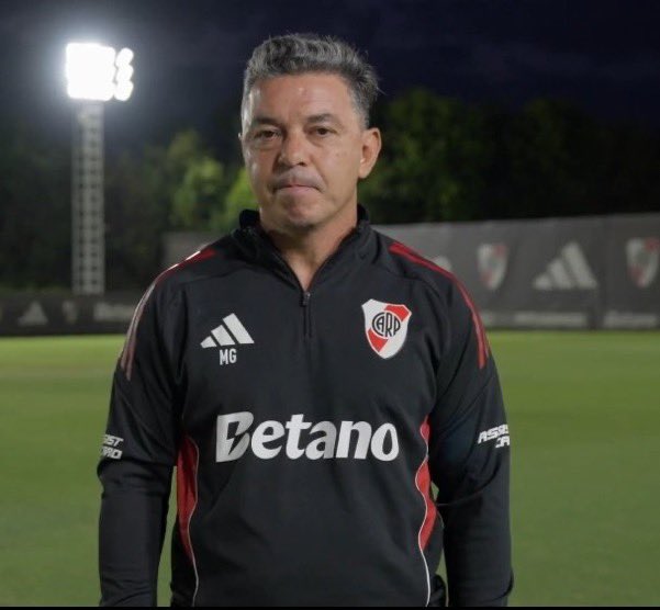 Nuestro último día con vos como técnico, no alcanzan las palabras para agradecerte por más que las cosas no hayan salido bien.

Hoy vas a sentir el cariño de todo el Monumental, el reproche va a ser para todos y cada uno de los burros del plantel.