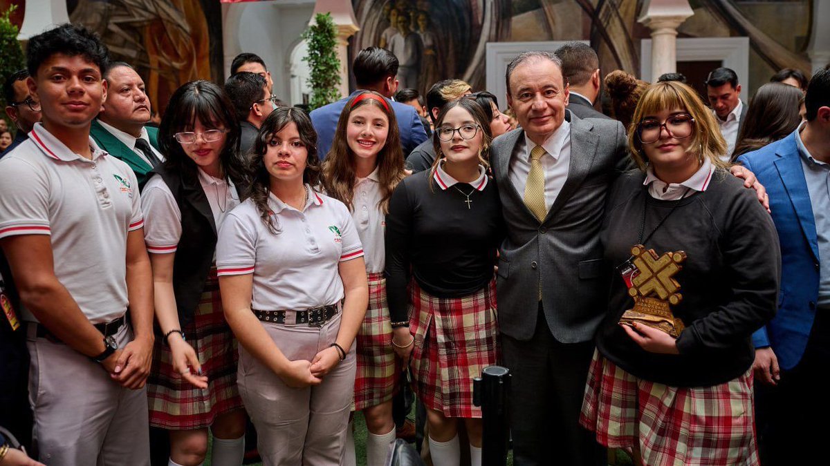 Más #jóvenes reconocidos con Premio Estatal de la Juventud: <a href="/AlfonsoDurazo/">Alfonso Durazo</a>.
Edición 2025 otorgó el estímulo económico más grande de #México con 120 mil pesos a cada ganador, resaltó el Gobernador.
sonoralifemagazine.com/general/48516
#Hermosillo #Sonora #SonoraLife