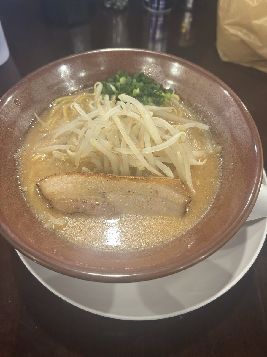 らーめんなが田さん
味噌らーめん
かなり濃厚だけど塩味強め。