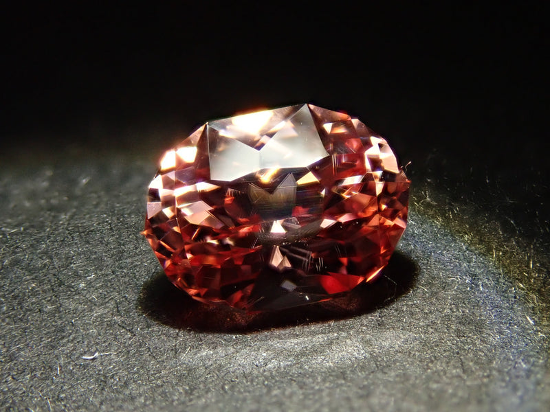 黄昏の光に揺れる桜のような、落ち着きの中に華やかさも感じられる