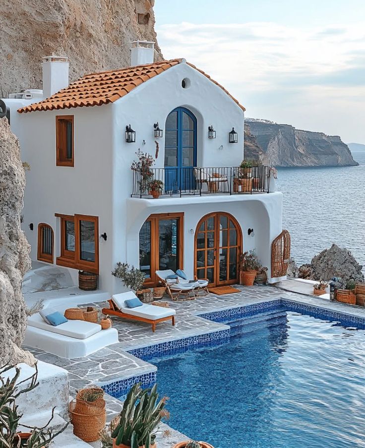 Bazen bir “seviyorum”
koca bir bahara bedel…
Papatya sustuysa,
belki de kalp konuşsun diye…

— Ahmet Güzel A&amp;G 

#Günaydın
#Perşembe