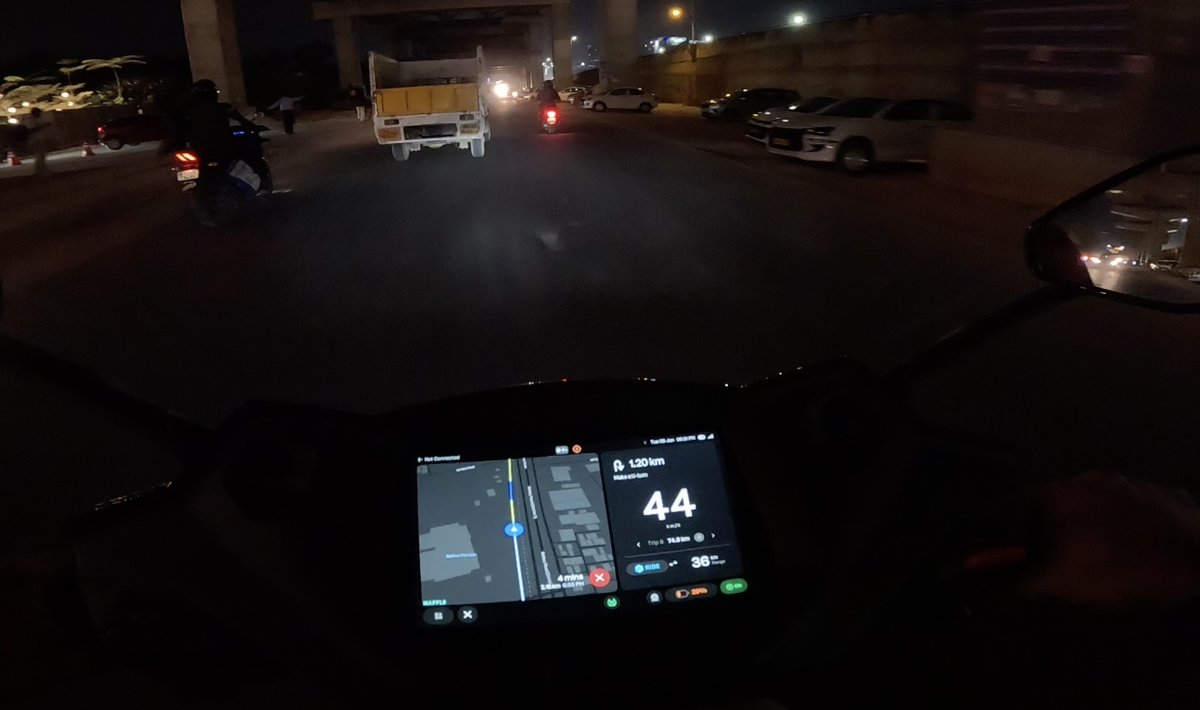 GreeenRide's tweet photo. Simple One's biggest strength I feel is the dashboard and UI. 

The brightness, readability is so perfect. Most scooters have slightly more brightness making it really uncomfortable in the night rides.

@SimpleEnergyEV and @mappls integration is even better. https://t.co/mP64JxM9v1