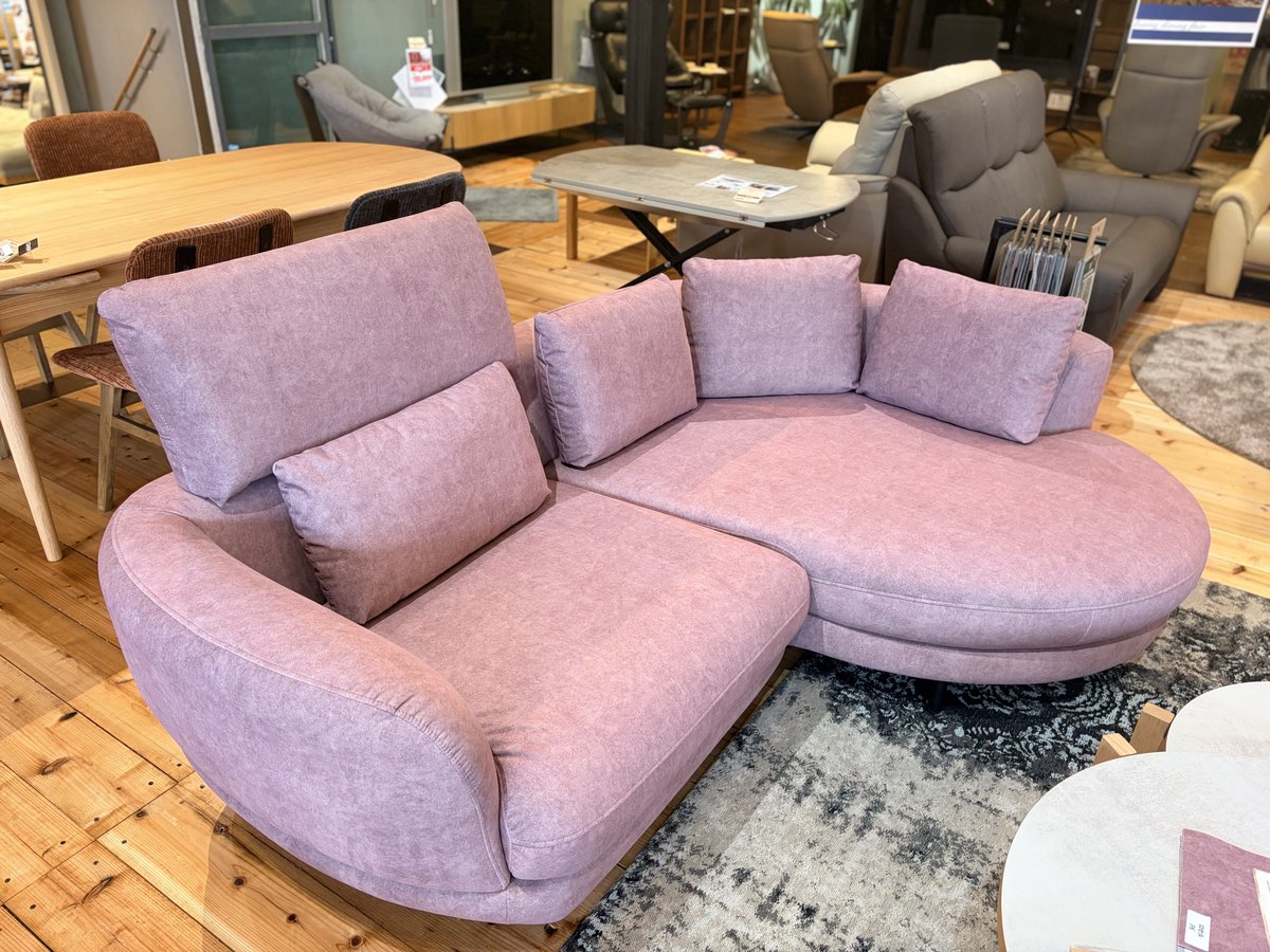盛岡店の新商品✨ まるで春の訪れを感じる カラーのカウチソファが入り 