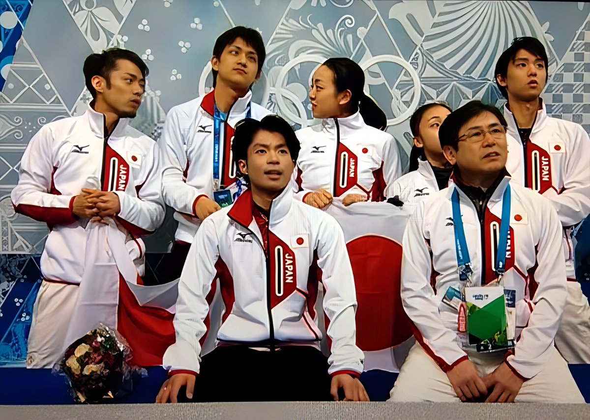 今五輪で、神解説と話題になった町田樹先生と高橋成美さんですが、懐かしの画像を見返していたらソチ五輪団体戦のキスクラに二人と木原君を発見🤭

出場のなかった大ちゃんも個人戦男子が近いので応援に駆けつけていたのも胸熱です。

時事通信さんの保存画像ですが、宝物を見つけた気分です❣️