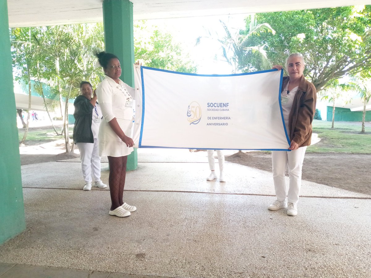 En la mañana de hoy el #HospitalGuevara recibió la bandera 50 Aniversario de la Sociedad Cubana de Enfermería. En sencillo y emotivo acto se realizó la recepción de esta enseña símbolo del quehacer durante 50 años #CubaVencerá #LasTunas <a href="/MINSAPCuba/">Ministerio de Salud Pública de Cuba</a> <a href="/DtorDgsTunas/">Director General de Salud Las Tunas</a> <a href="/Alexand80512921/">Alexander Brito Rodriguez</a>