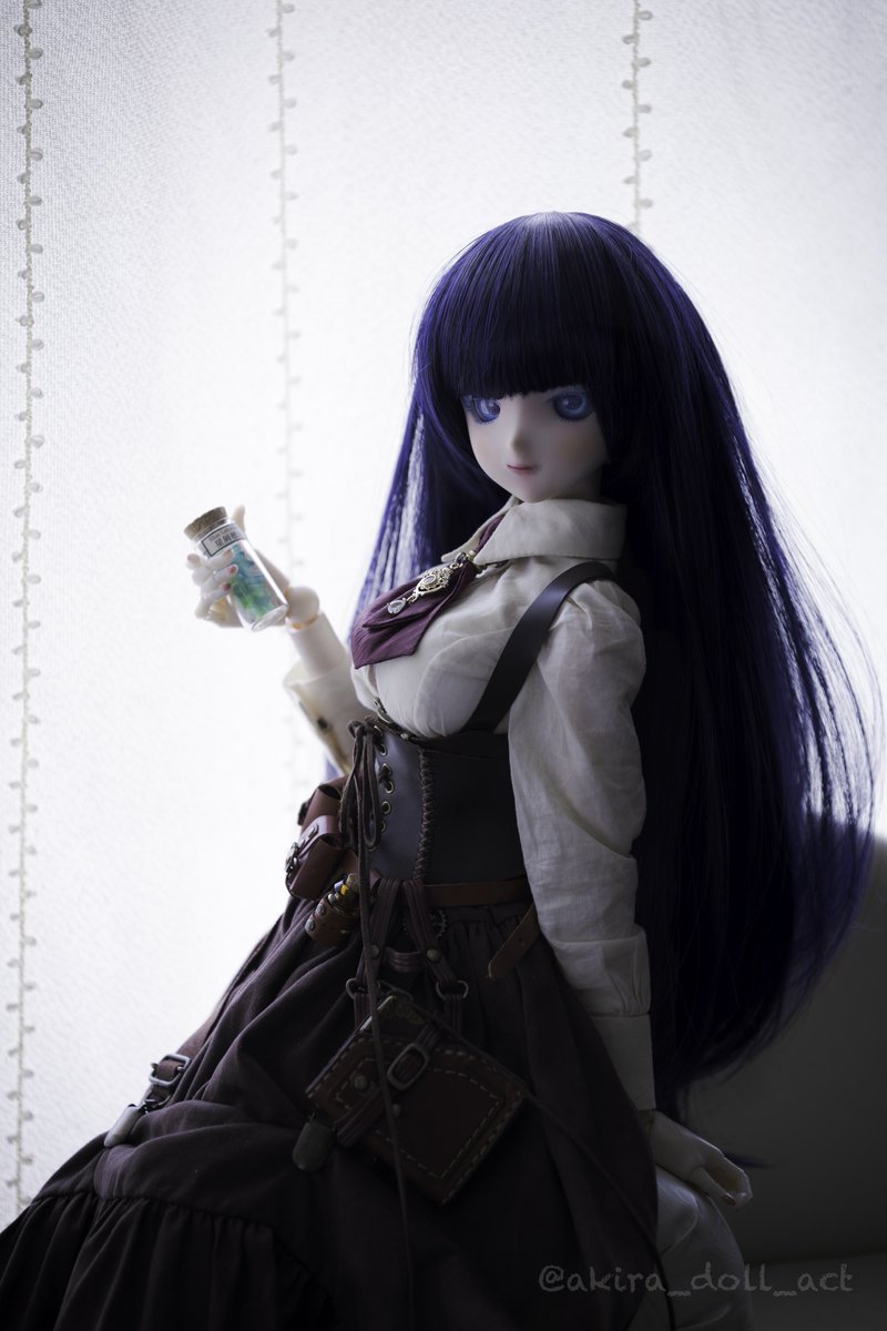 お昼休みに一枚だけドールの写真をはろう 最近いろいろ着てもらって