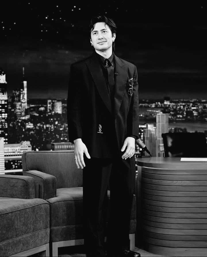 Hermosos ojos, nariz perfilada, perfil perfecto, cabello perfecto, piel perfecta, cuerpo tonificado, alto, inteligente, gracioso, talentoso, carismático, es adorable, buen hijo, novio perfecto, amigo leal, corazón sincero. 

Algunas de las características que definen a Hudson 💖