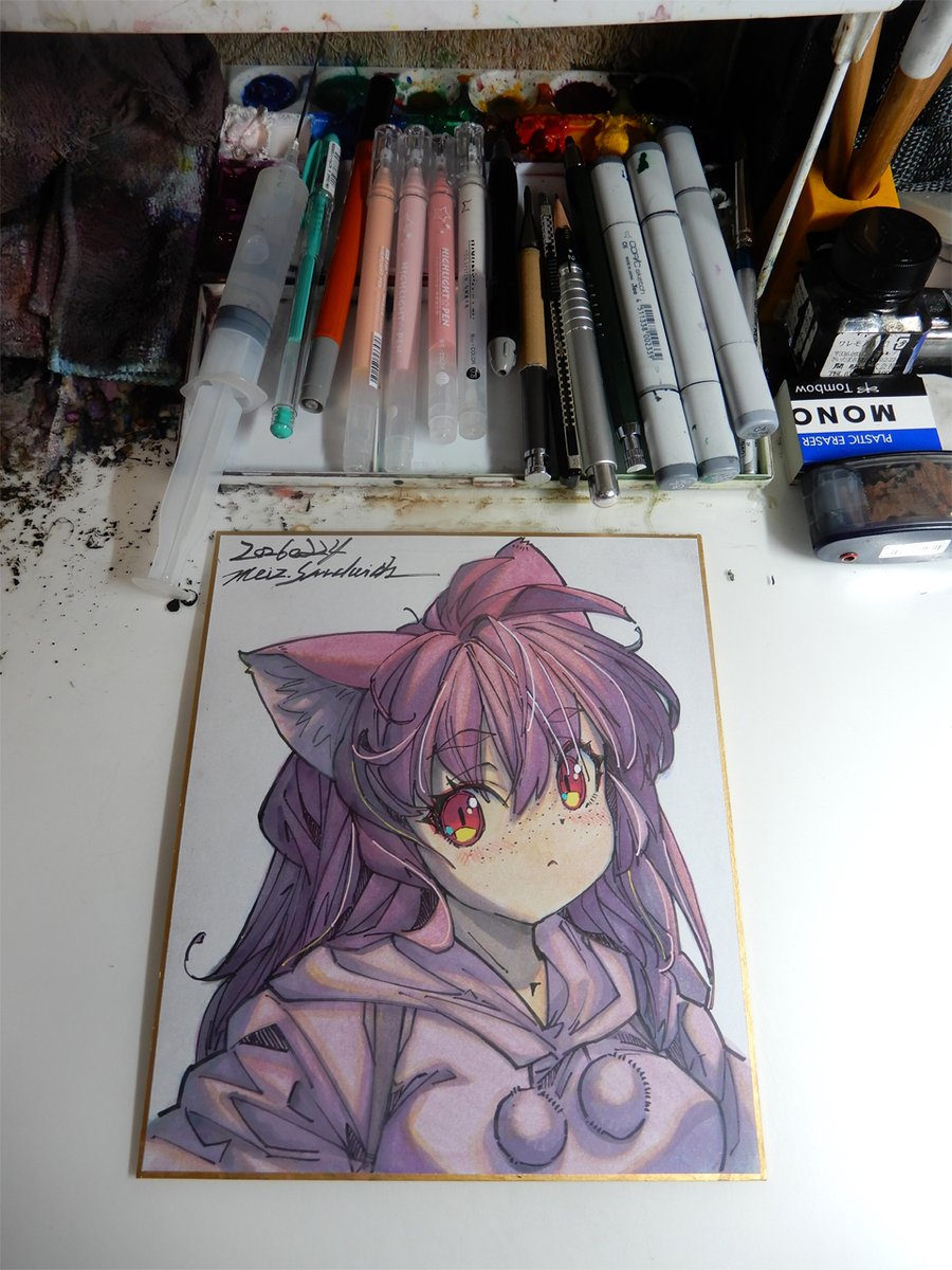 使用画材。パレットに三本並んでいるパステルカラーのボールペンが