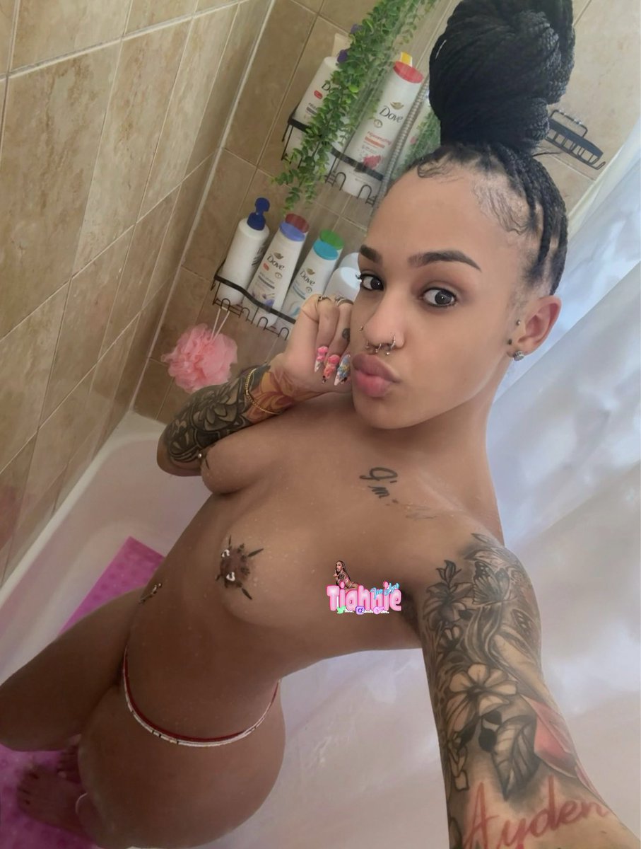 Tiahnie_'s tweet photo. Who trynna join me and wash my butt?😜🤣 https://t.co/7vXTaSC8FK