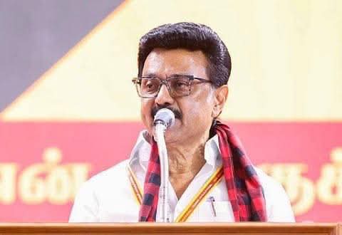 SiluvaM_'s tweet photo. நான் என்னோட சக்திக்கு மீறி உழைச்சிட்டு இருக்கேன்" என்று அடிக்கடி முதல்வர் சொல்லுவார்

நேத்து கன்னியாகுமரில அவர் பேசிக்கொண்டிருக்கும் போது 11.00 - 12.00  மணி இருக்கும்.

கம்யூனிஸ்ட் தலைவர் நல்லகண்ணு இரங்கல் செய்தி கேட்டதும் நேத்து சாயங்காலம் 6.00 மணிக்கு சென்னையில இருக்காரு. 

இன்னைக்கு  காலையில கூட இரங்கலுக்கு வந்திருக்கலாம்…. ஏன்னா அவர் கன்னியாகுமரில இருந்தது எல்லாருக்கும் தெரியும்.. யாரும் எதுவும் நினைக்க போறதும் இல்ல…

72 வயசுல இந்த மனுசன் ஓடுறது மலைப்பா இருக்கு

கலைஞர் சொன்னது போல உழைப்பு உழைப்பு உழைப்பு🥺🥺