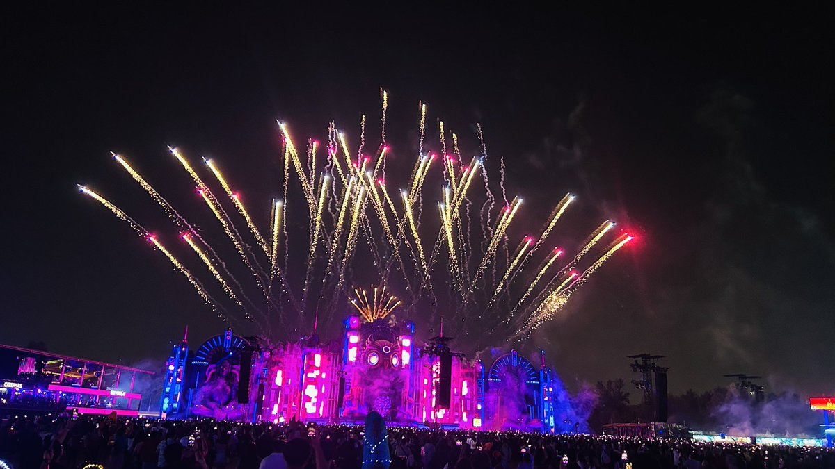 espe_ponc's tweet photo. #EDCMEXICO #edc2026 💫💫#living  #loving https://t.co/DDDsOeOwDB