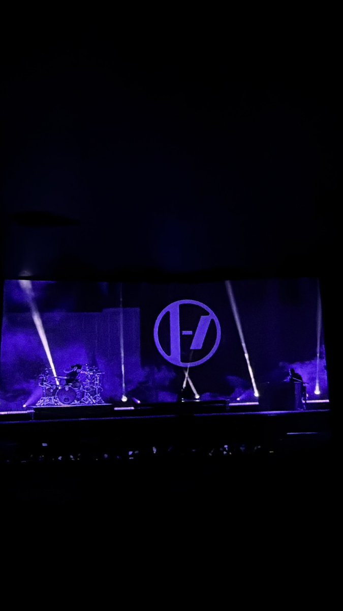 fairlyfpelocal's tweet photo. Never thought I would see a twenty one pilots on IMAX but here I am. It fucking rocks!! https://t.co/zfs2Un0J6U