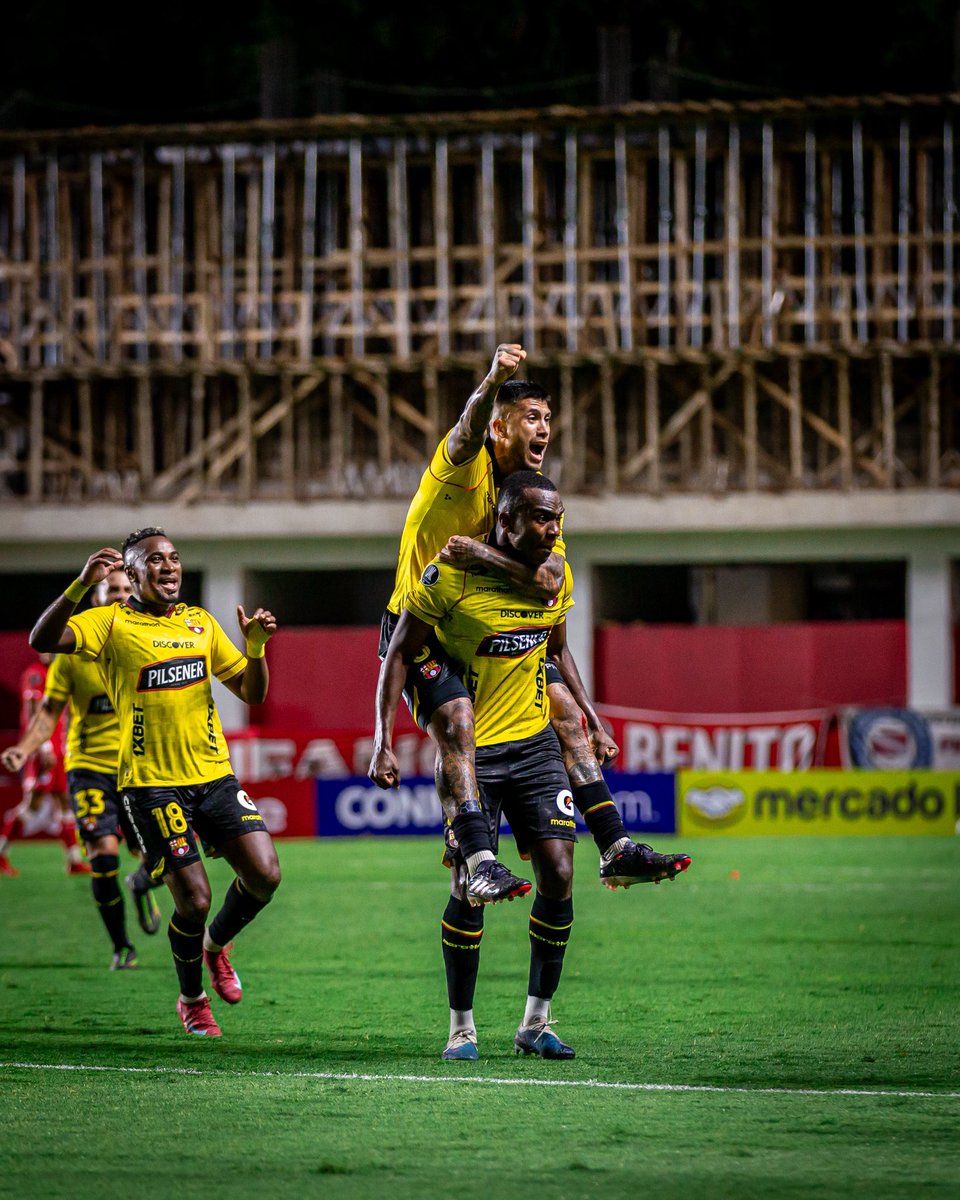 🟡#BarcelonaSC Una vez más, haciendo historia lo daban por muerto y le dio vuelta a #ArgentinosJuniors y avanza en libertadores.

Vence en el partido y también en penalea ahora deberá enfrentr a Botafogo🇧🇷