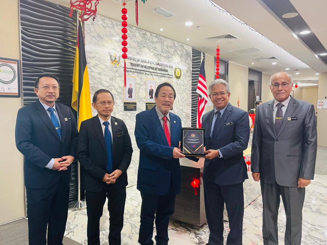 SPPMy's tweet image. Kunjungan hormat oleh YBhg. Dato’ Haji Adzman bin Talib, Pengerusi SPP, bersama YBrs. Md Radzi bin Hashim, Setiausaha SPP, ke atas YB Dato Sri Roland Sagah Wee Inn, Menteri Pendidikan, Inovasi dan Pembangunan Bakat pada 25 Februari 2026.

#SPP
#MalaysiaMadani
#TaatSetia