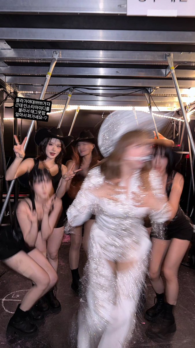 JEONGYEON QUICKLY TAKING PHOTOS WITH THE DANCERS BEFORE RUNNING CAUSE IT'S THEIR STAGE NEXT 😭😭