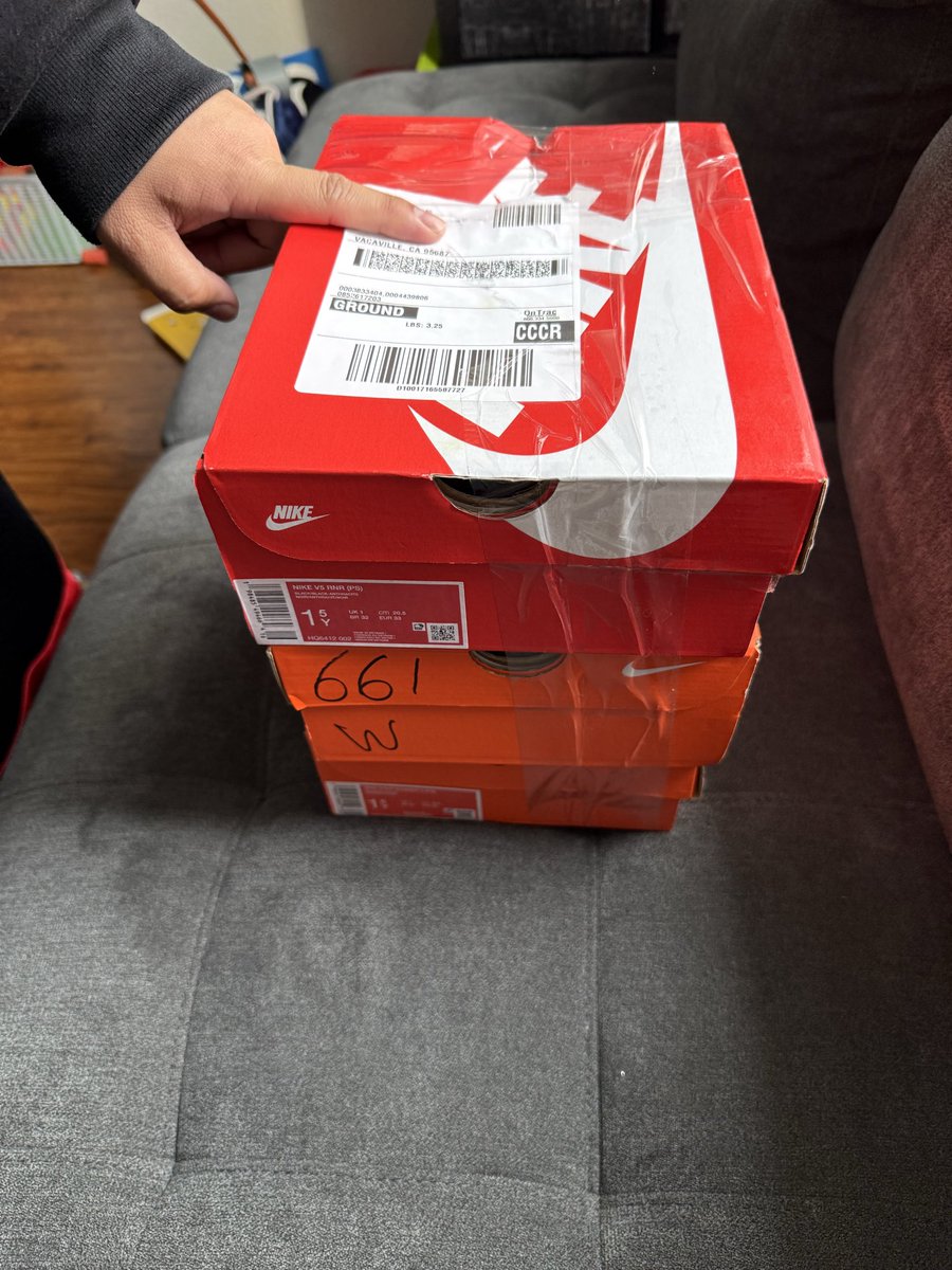 763clarinada's tweet photo. @Nike @nikestore this is what we doing now?! Couldn’t even ship my kids’ shoes in a regular box! Disappointing smh. https://t.co/kiM6NGldLb