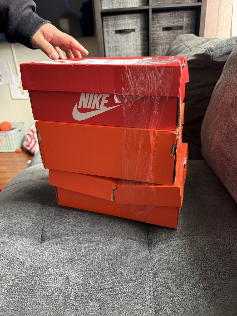 763clarinada's tweet photo. @Nike @nikestore this is what we doing now?! Couldn’t even ship my kids’ shoes in a regular box! Disappointing smh. https://t.co/kiM6NGldLb