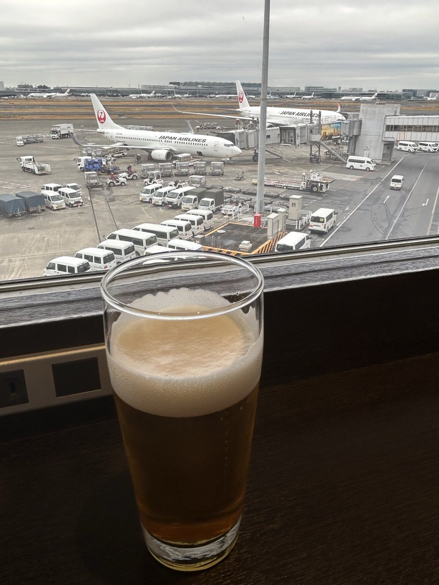 skydream5's tweet photo. 羽田のサクララウンジは相変わらず満席ですね！Wi-Fiもなかなか，繋がらない！
とりあえず、ビール飲みます🍻 https://t.co/gIeJSy8flZ