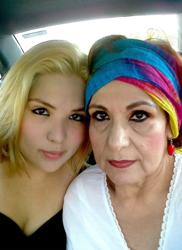 En 2012, una pandilla en México secuestró y asesinó a la hija de 20 años de Miriam Rodríguez.
Indefensa ante el gobierno y la policía, buscó a los asesinos de su hija, los acosó y los persiguió uno por uno hasta que todos murieron o fueron encarcelados.
Usó identificaciones