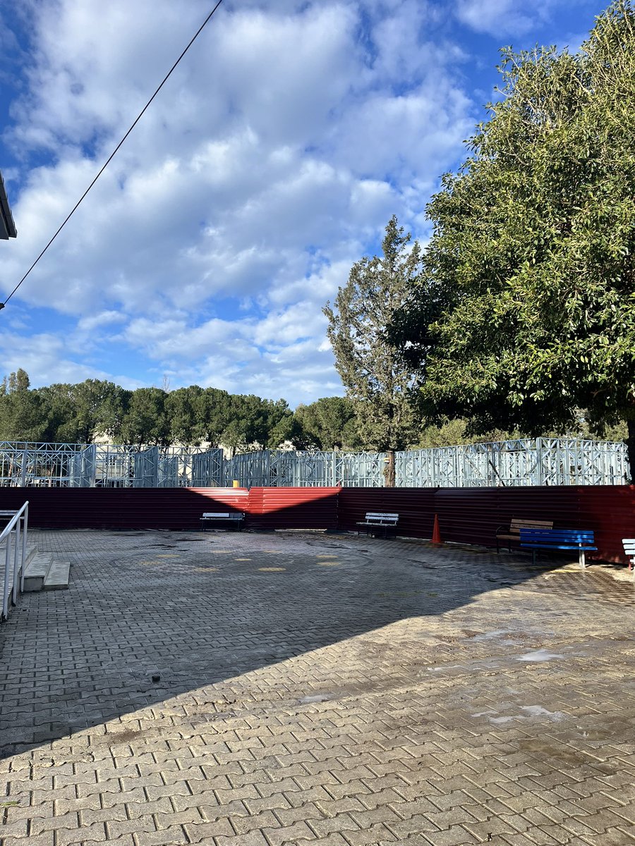 zbydk's tweet photo. Azıcık yağmurda göle dönen, inşaat alanı diye her yanı kapatılan ve yaklaşık 500 çocuğun bu alanda oynamaya çalıştığı okulumdan günaydın. Şu müştemilat gibi olan yer de konteyner. Eğer su basmamışsa veli toplantisi, seminer çalısmaları falan yapmaya çalışıyoruz @tcmeb https://t.co/MTGPejNb6A