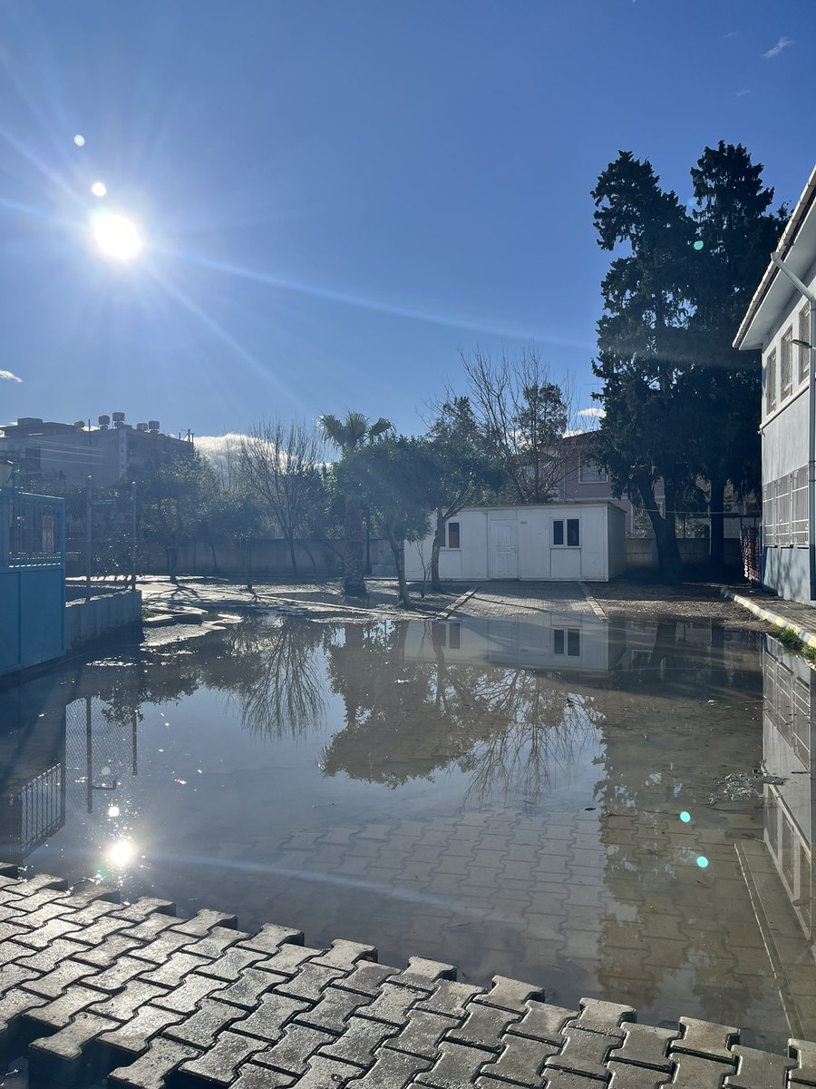 zbydk's tweet photo. Azıcık yağmurda göle dönen, inşaat alanı diye her yanı kapatılan ve yaklaşık 500 çocuğun bu alanda oynamaya çalıştığı okulumdan günaydın. Şu müştemilat gibi olan yer de konteyner. Eğer su basmamışsa veli toplantisi, seminer çalısmaları falan yapmaya çalışıyoruz @tcmeb https://t.co/MTGPejNb6A