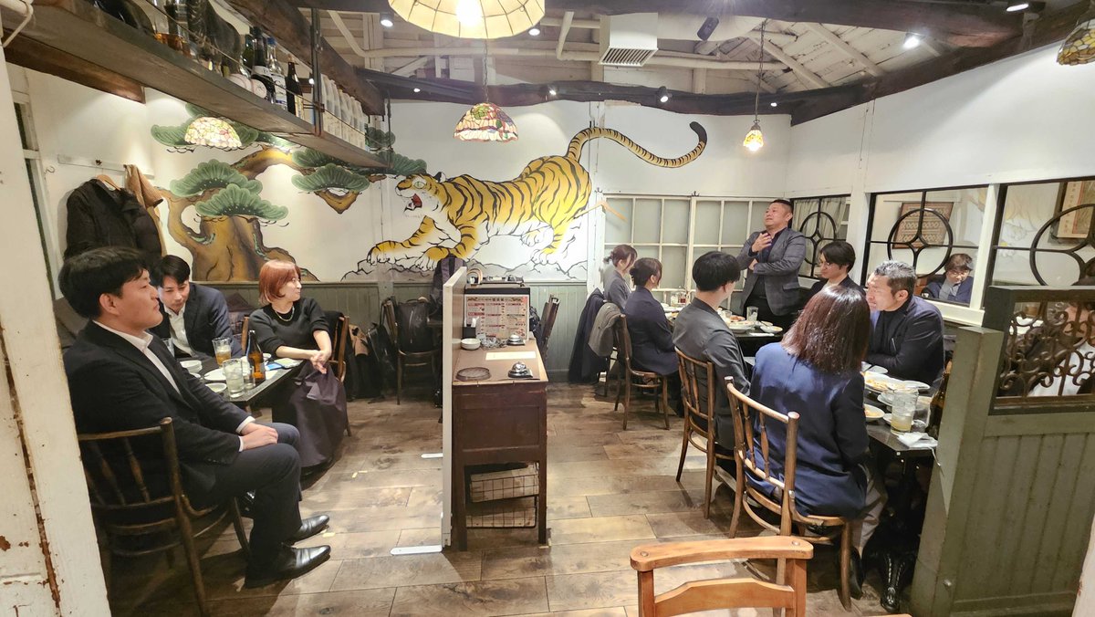 pr_e_seikatsu's tweet photo. 【2年目研修＆懇親会を開催しました！】
昨日は、新卒2年目を迎えるメンバーを対象とした研修会＆懇親会を実施しました。
大阪支店のメンバーもはるばる本社へやってきて、久々に同期全員が顔を合わせる賑やかな一日に。

研修のテーマは「脱・受け身」。
2年目に求められる役割について、真剣な表情で議論し合う姿に、この1年の大きな成長を感じて胸が熱くなりました…！

夜の懇親会は、一転してリラックスムード。
1年間支えてくれたメンター陣と一緒に、美味しい食事を囲んで大いに盛り上がりました。

メンター制度としての区切りは1年ですが、ここからは制度を超えた「信頼できる先輩・後輩」へ。
和気あいあいとした雰囲気の中、2年目に向けて良い刺激をもらえる時間となりました。

頼もしく成長した彼らの、今後のさらなる活躍が楽しみです！
#不動産SaaSのいい生活 #2年目研修 #懇親会 #メンター #25卒