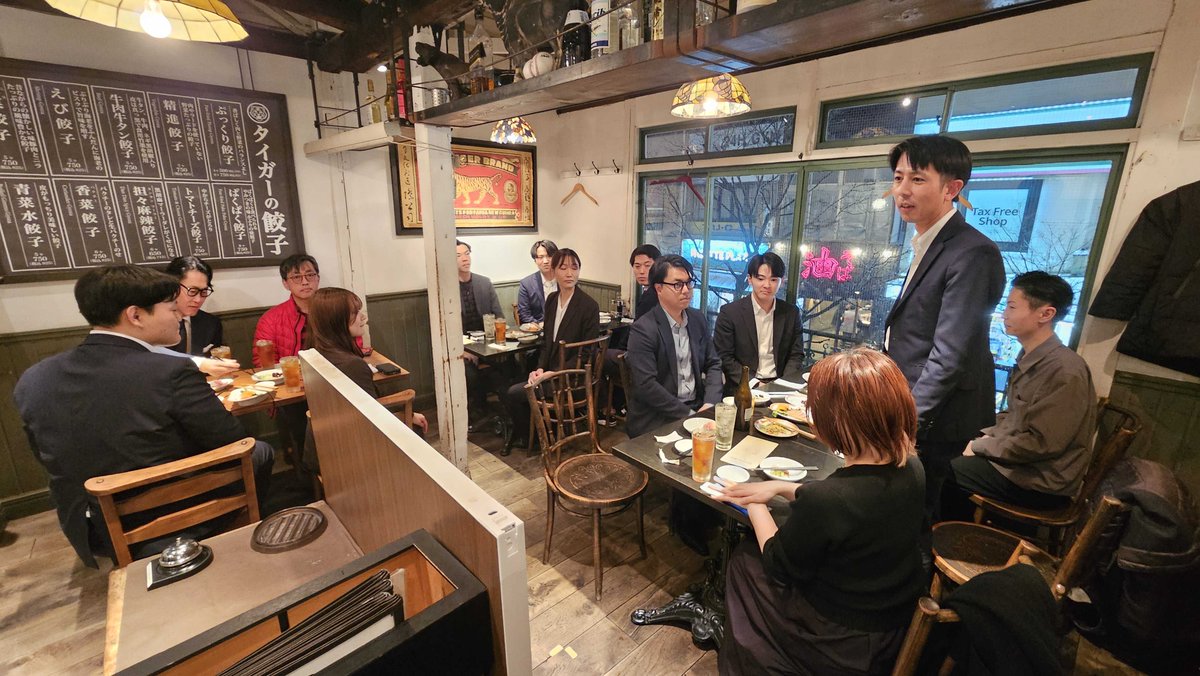 pr_e_seikatsu's tweet photo. 【2年目研修＆懇親会を開催しました！】
昨日は、新卒2年目を迎えるメンバーを対象とした研修会＆懇親会を実施しました。
大阪支店のメンバーもはるばる本社へやってきて、久々に同期全員が顔を合わせる賑やかな一日に。

研修のテーマは「脱・受け身」。
2年目に求められる役割について、真剣な表情で議論し合う姿に、この1年の大きな成長を感じて胸が熱くなりました…！

夜の懇親会は、一転してリラックスムード。
1年間支えてくれたメンター陣と一緒に、美味しい食事を囲んで大いに盛り上がりました。

メンター制度としての区切りは1年ですが、ここからは制度を超えた「信頼できる先輩・後輩」へ。
和気あいあいとした雰囲気の中、2年目に向けて良い刺激をもらえる時間となりました。

頼もしく成長した彼らの、今後のさらなる活躍が楽しみです！
#不動産SaaSのいい生活 #2年目研修 #懇親会 #メンター #25卒