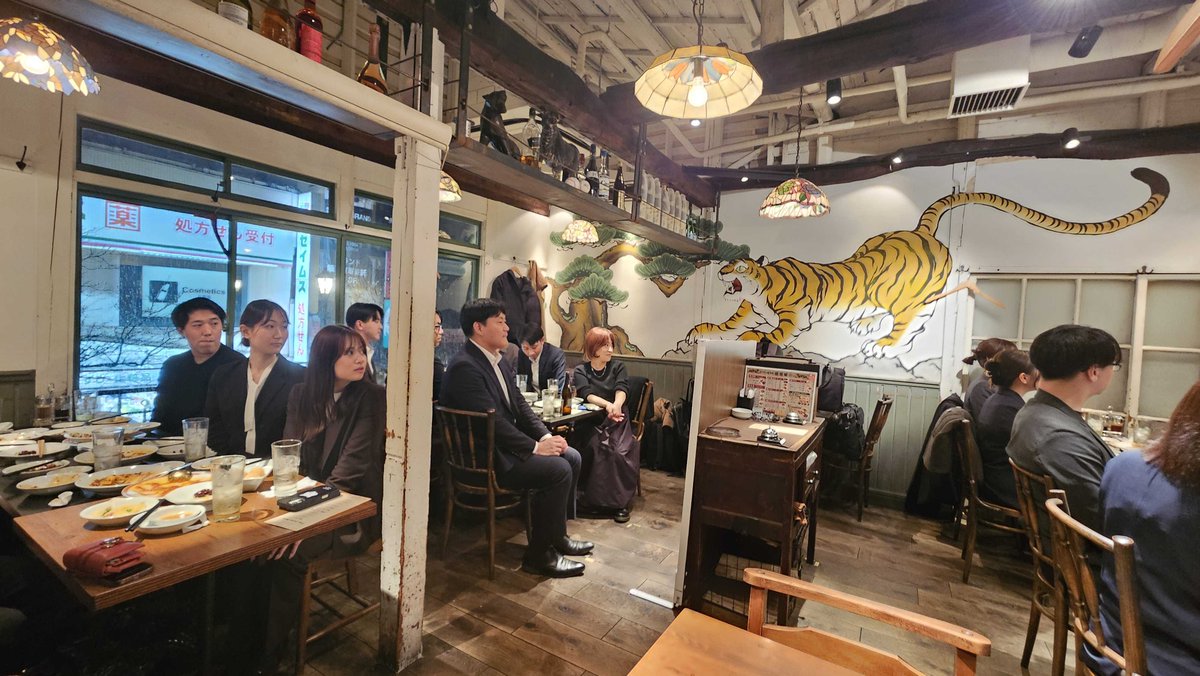pr_e_seikatsu's tweet photo. 【2年目研修＆懇親会を開催しました！】
昨日は、新卒2年目を迎えるメンバーを対象とした研修会＆懇親会を実施しました。
大阪支店のメンバーもはるばる本社へやってきて、久々に同期全員が顔を合わせる賑やかな一日に。

研修のテーマは「脱・受け身」。
2年目に求められる役割について、真剣な表情で議論し合う姿に、この1年の大きな成長を感じて胸が熱くなりました…！

夜の懇親会は、一転してリラックスムード。
1年間支えてくれたメンター陣と一緒に、美味しい食事を囲んで大いに盛り上がりました。

メンター制度としての区切りは1年ですが、ここからは制度を超えた「信頼できる先輩・後輩」へ。
和気あいあいとした雰囲気の中、2年目に向けて良い刺激をもらえる時間となりました。

頼もしく成長した彼らの、今後のさらなる活躍が楽しみです！
#不動産SaaSのいい生活 #2年目研修 #懇親会 #メンター #25卒