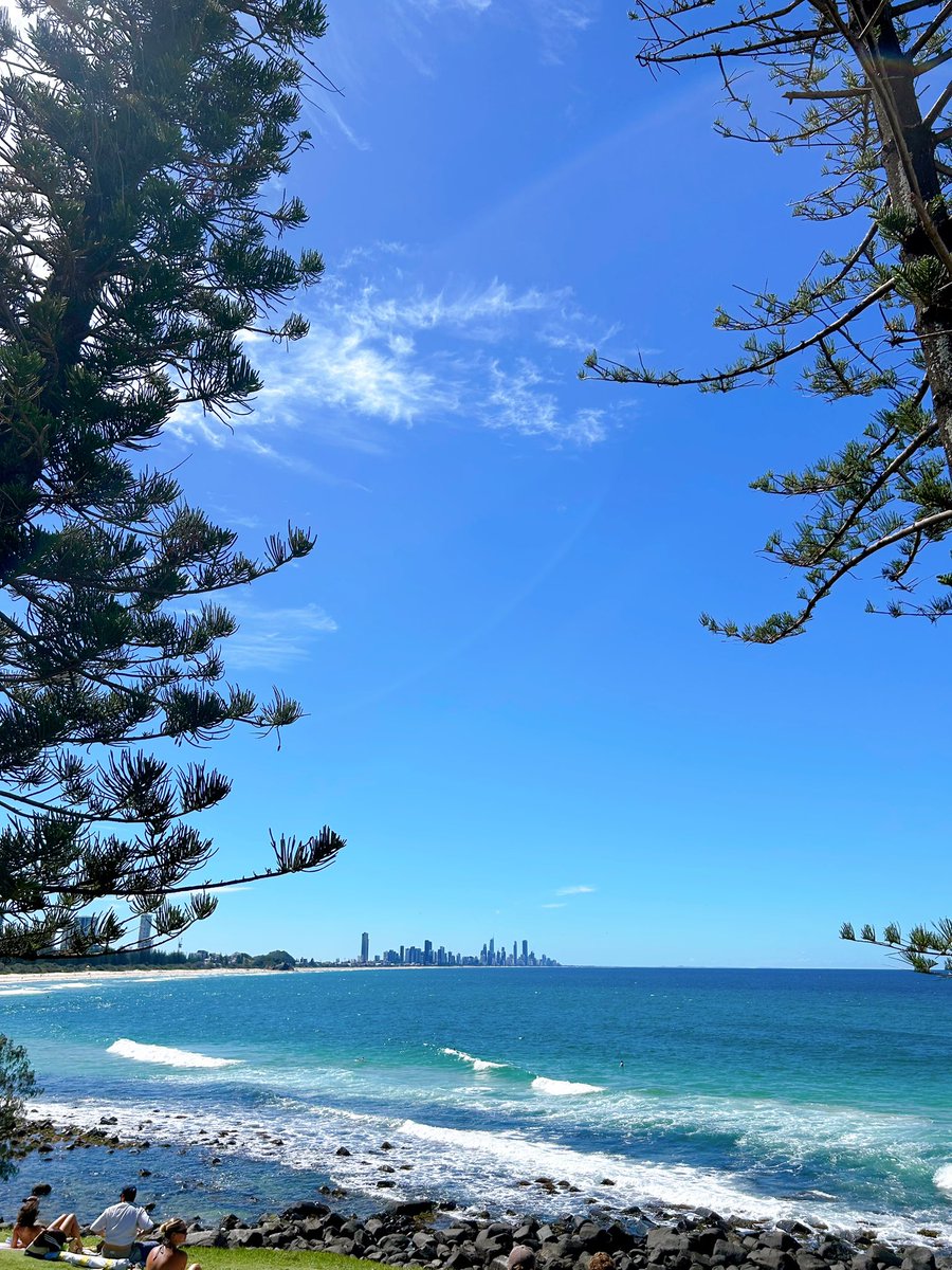 Mezase990's tweet photo. オーストラリアに留学して感じたこと10選🇦🇺

・初対面でもフレンドリー
・自然が多い
・お店の閉店時間が激早
・多国籍で多文化
・物価高すぎ（🍰☕️2000円）
・道路広すぎ
・他人の目を気にしない
・バスは挙手制
・時間にルーズすぎ（授業20分遅はザラ）
・日差し強すぎ

#留学 #勉強垢 #英語 #TOEIC https://t.co/gCA0ICzuyZ