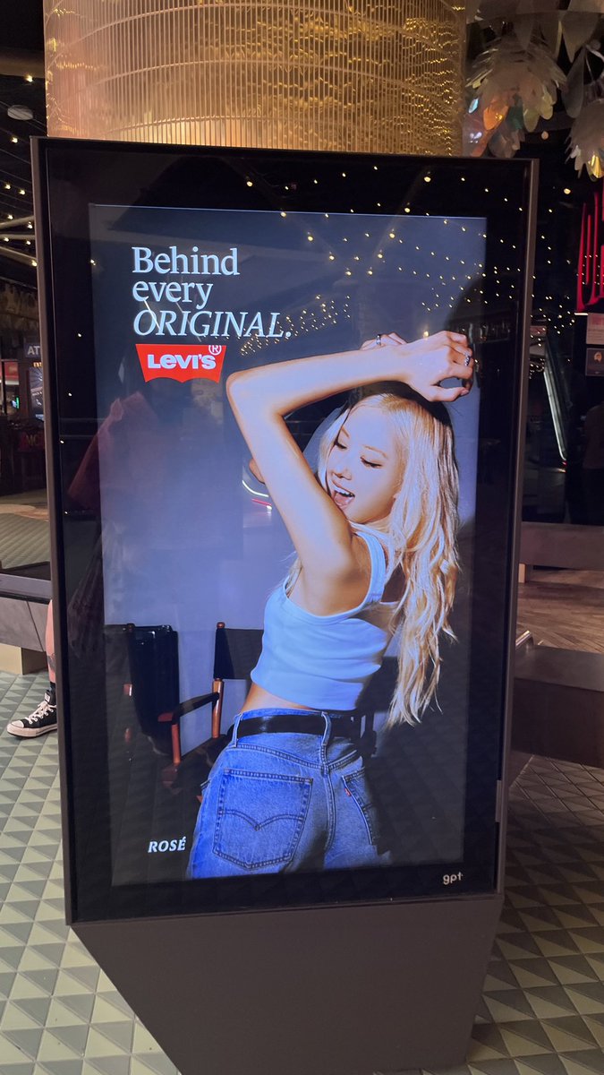 singwhenisleepy's tweet photo. 好帥的人，對我負責😄

ROSÉ W Levi’s https://t.co/cbEWxiqZAA