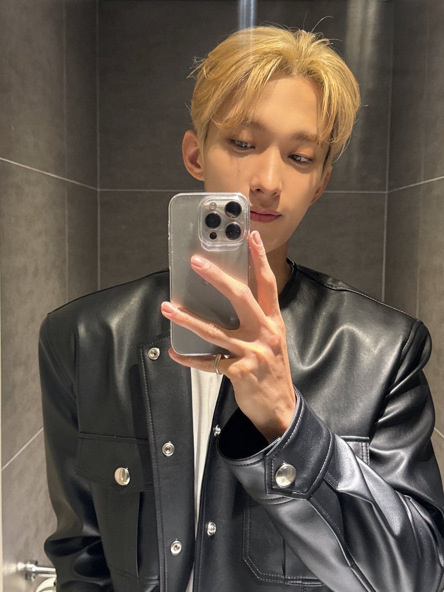 DOKYEOM KEPT HIS PROMISE TO OP😭🤍 HE UPLOADED THE SELCAS!!

“Blond mirror selcas◡̈”

— 260226 Dokyeom’s Weverse Update #도겸