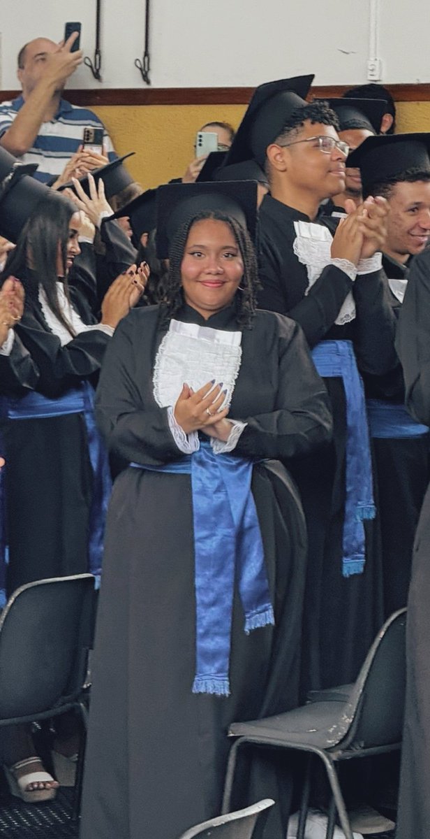 imnothazzy's tweet photo. Oi gente eu formei no ensino médio e sou oficialmente uma desempregada( já arranjei emprego a muito tempo https://t.co/AqQ79IlHIa