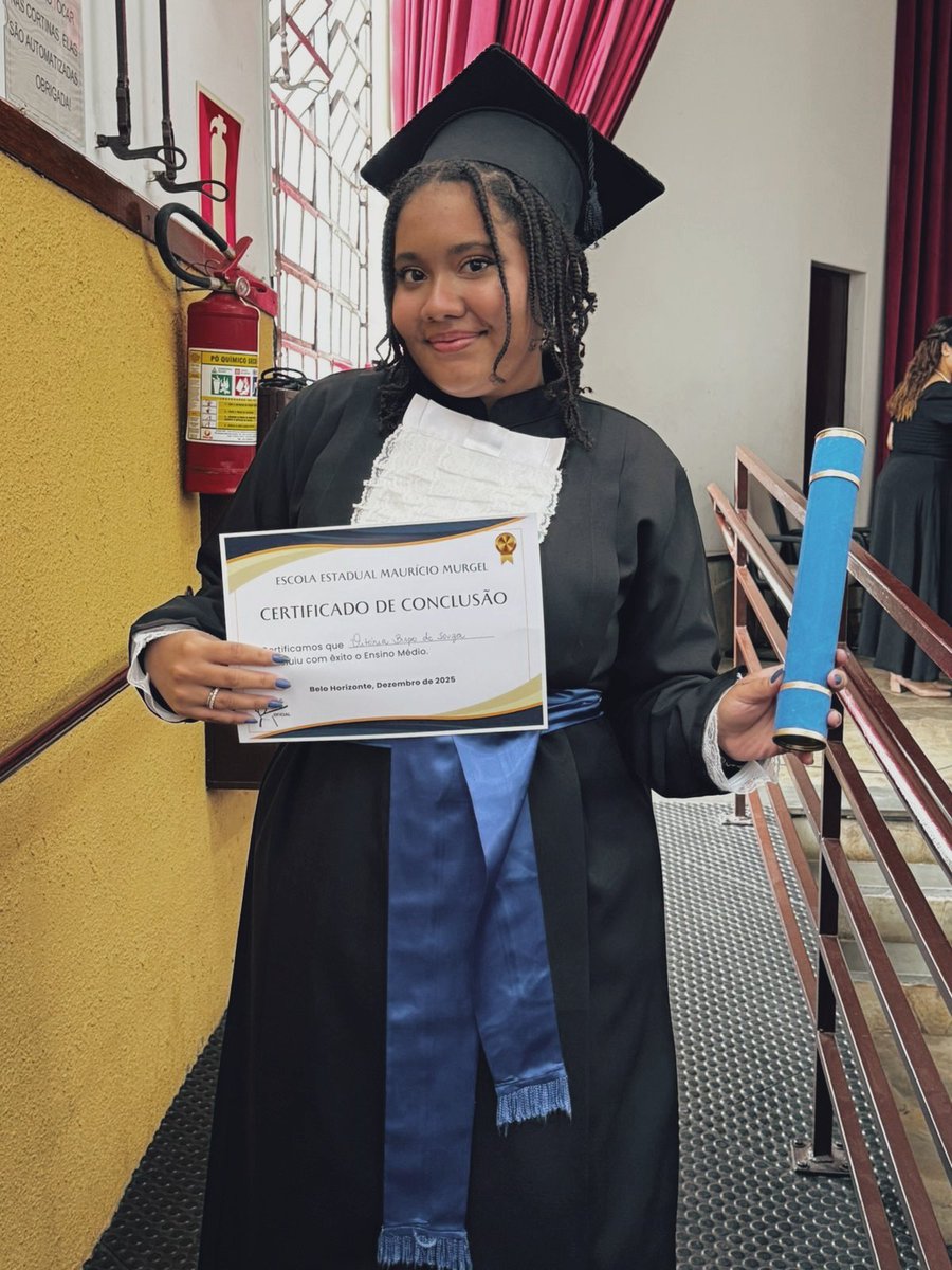 imnothazzy's tweet photo. Oi gente eu formei no ensino médio e sou oficialmente uma desempregada( já arranjei emprego a muito tempo https://t.co/AqQ79IlHIa