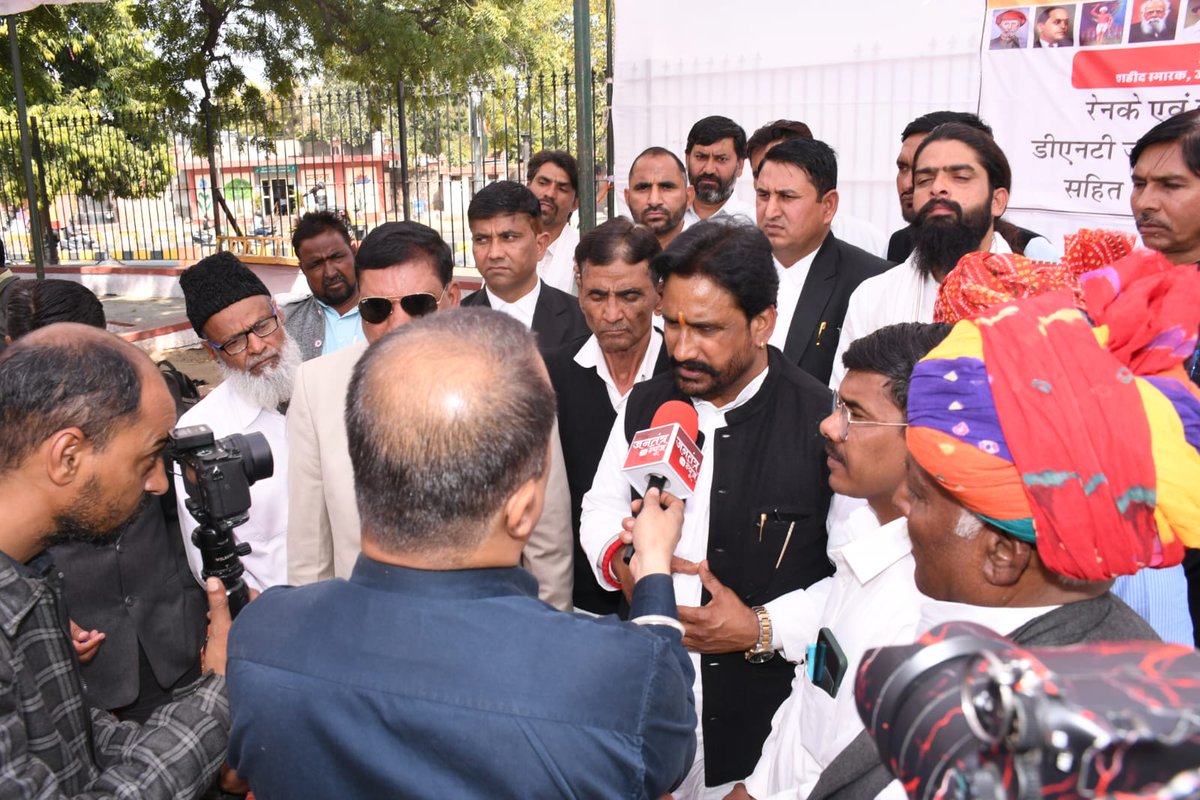 आजादी के 75 साल बाद भी DNT समुदाय को आरक्षण क्यों नहीं मिला? 🤔

गजब है!!!

देश के 52% ओबीसी को रिजर्वेशन देने के लिए प्रावधान आया 1950 में।
27% रिजर्वेशन देने के लिए, मंडल कमीशन बना 1978 में।
रिपोर्ट आई 1980 में,
लागू होने की घोषणा हुई 1990 में
लागू हुआ 1993 में, अब तक पूरी तरह