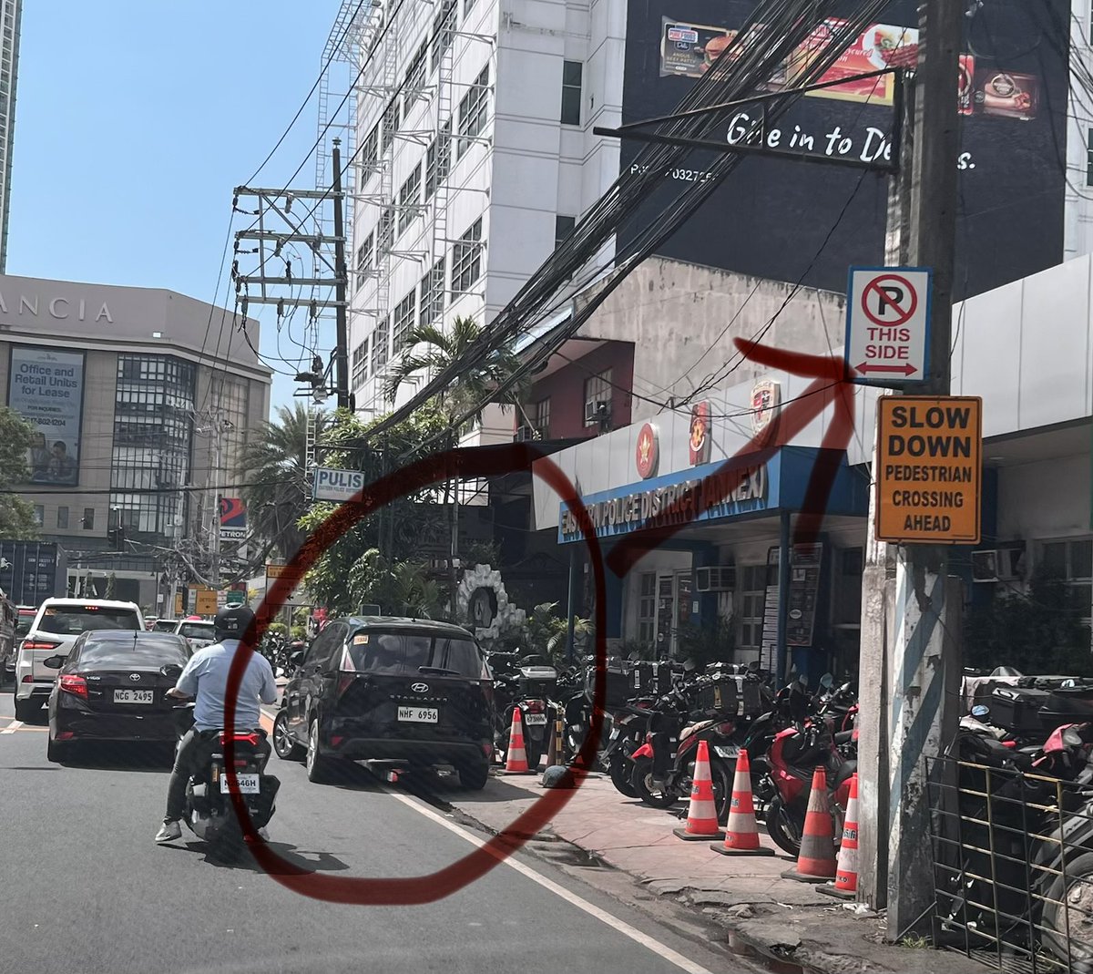 ddel07's tweet photo. @MMDA parked vehicles along an no parking zone. meralco ave. As usual. 
in front of a police station. Causing more traffic. https://t.co/ED5Gu3ZHRc