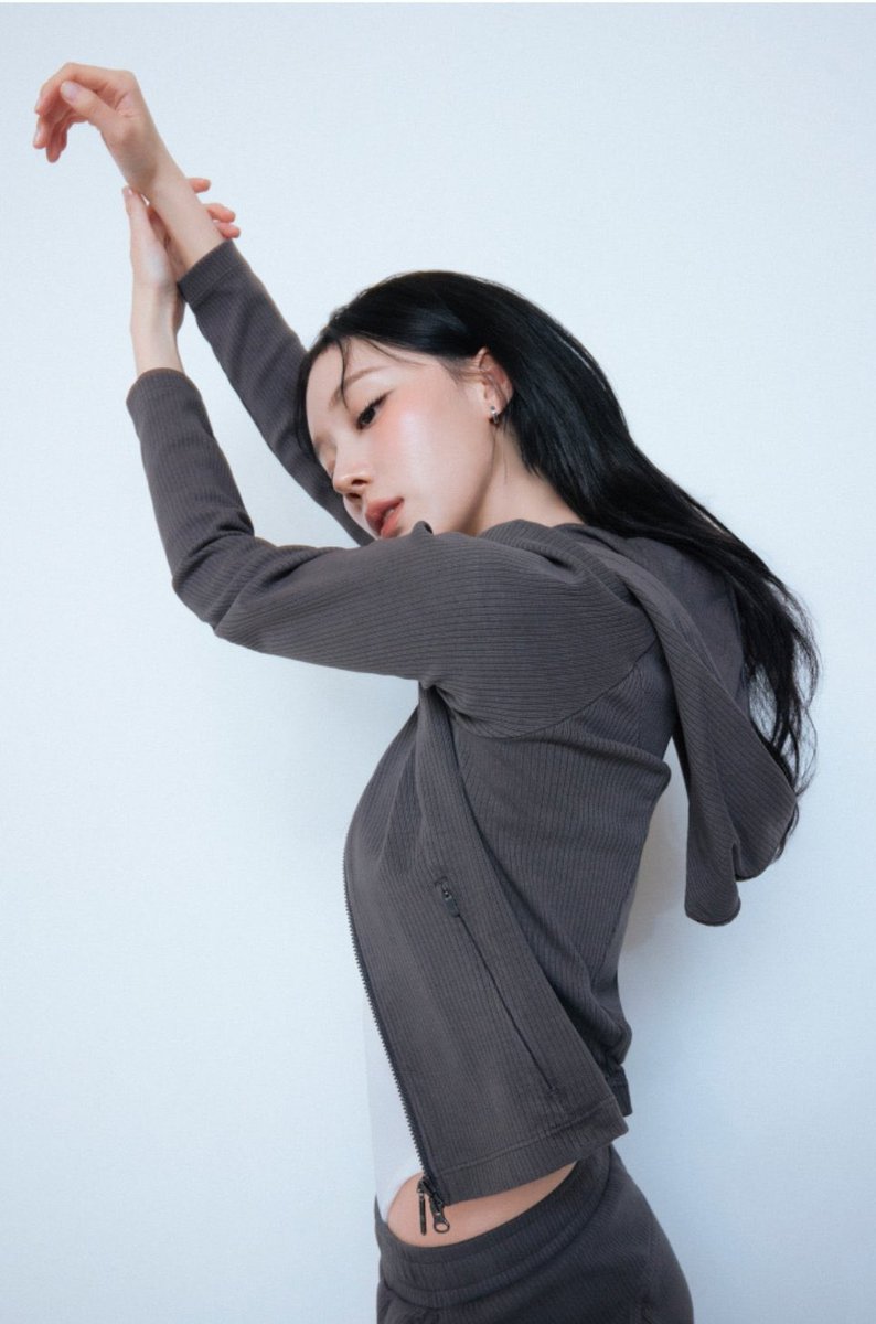 แกกกกกกกกกกกกกกกกกกกก ท่าโพสอินเนอร์คือเกินชุดวอร์มไปมากก สวยโว้ยยยยย