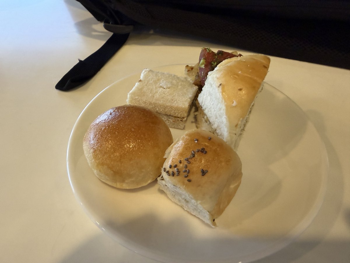 RedEagleEX's tweet photo. Had to play Genshin while I wait for my flight! 😂 Also some of the food and drinks I got while i waited in the lounge. https://t.co/kWKoBbXV9U
