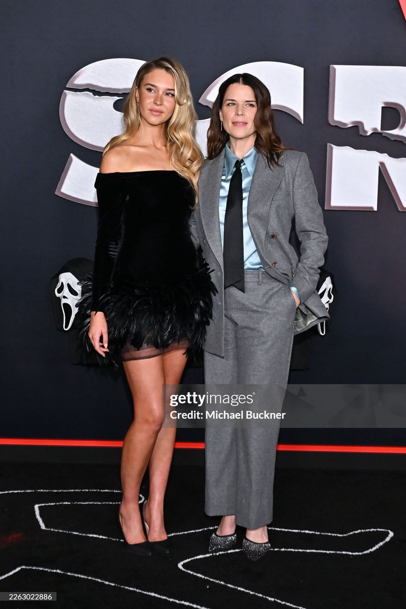 DIVAS! Isabel May e Neve Campbell na premiere de ‘Pânico 7’.