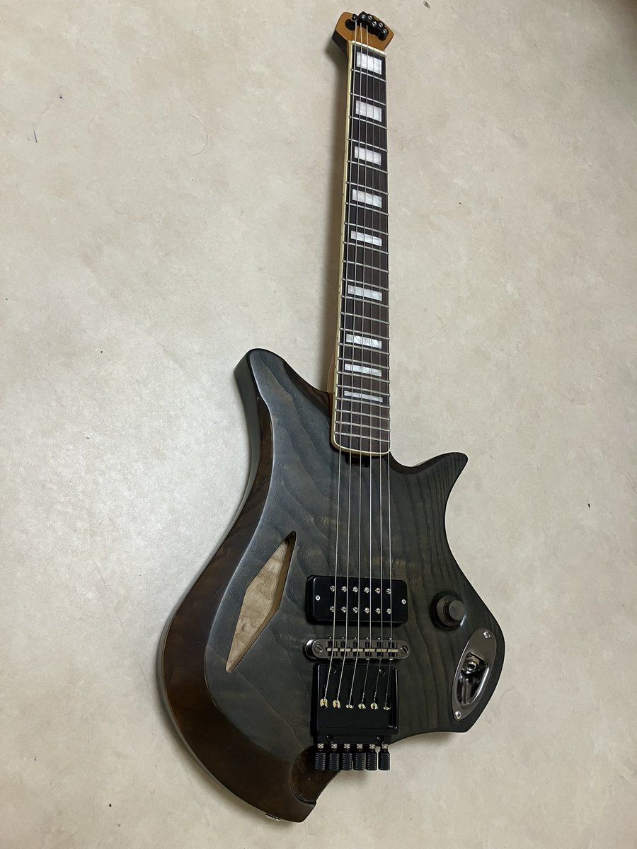 yoyuyuka13's tweet photo. 自作ヘッドレスギター進捗。
完成しました。時間がないのでまだオクターブとか見れてないけど…

ギタースタンドに吊るせるショートスケール1PUヘッドレスは中々ないのでは https://t.co/NeZ9Jr7i1n