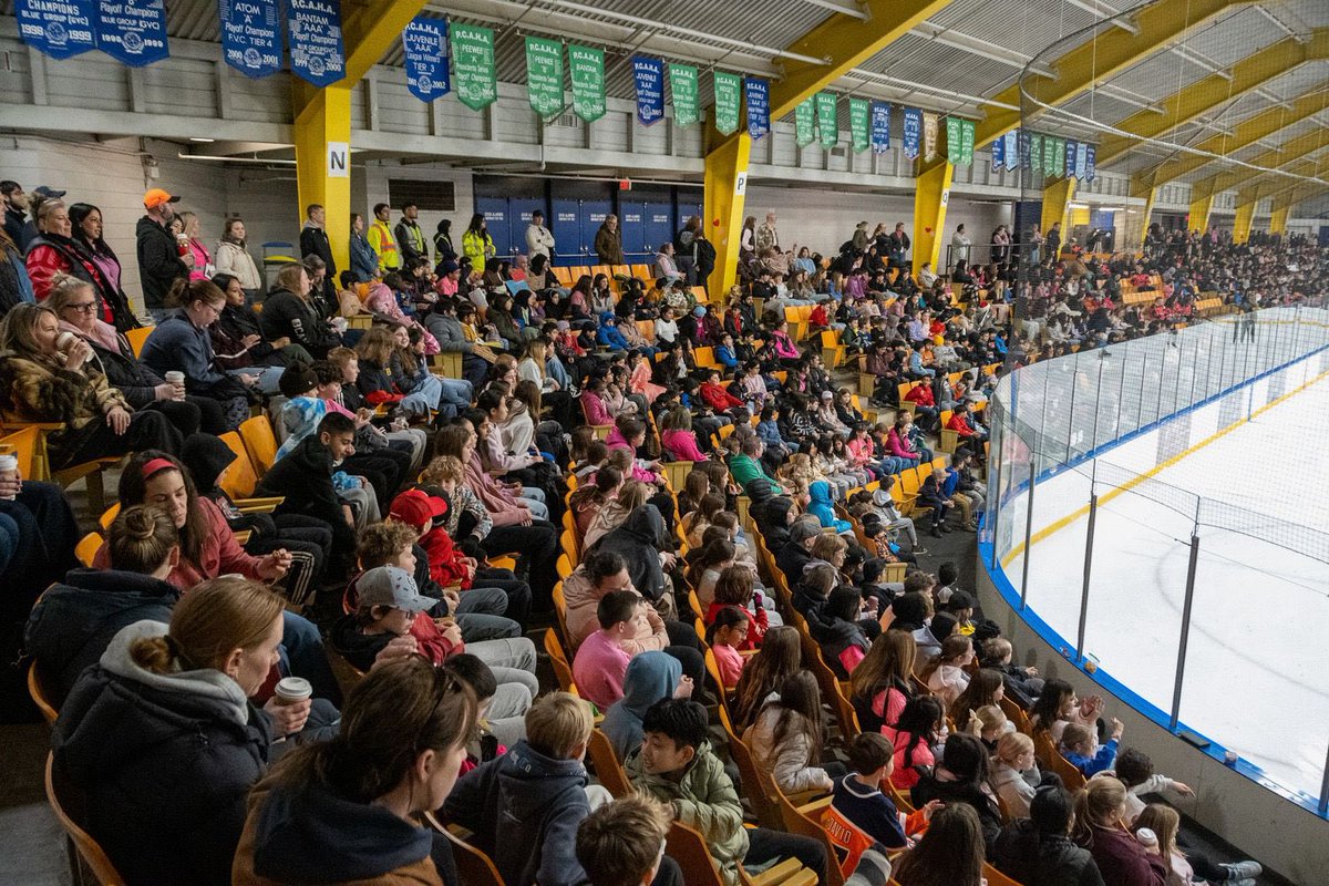 dylankrugerbc's tweet photo. We all have a role in stopping bullying. Today’s Battle of the Badges hockey game brought nearly 2,000 Delta students together to stand for kindness, respect, and inclusion on Pink Shirt Day. Delta showed what taking a stand looks like. #PinkShirtDay https://t.co/aEsQypWk5I